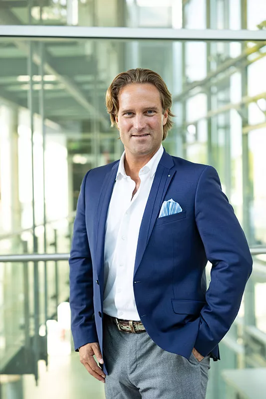 buerogebaeude_businessman_business_portrait_fotografie_sylvia_dobler_aubing_bei_muenchen