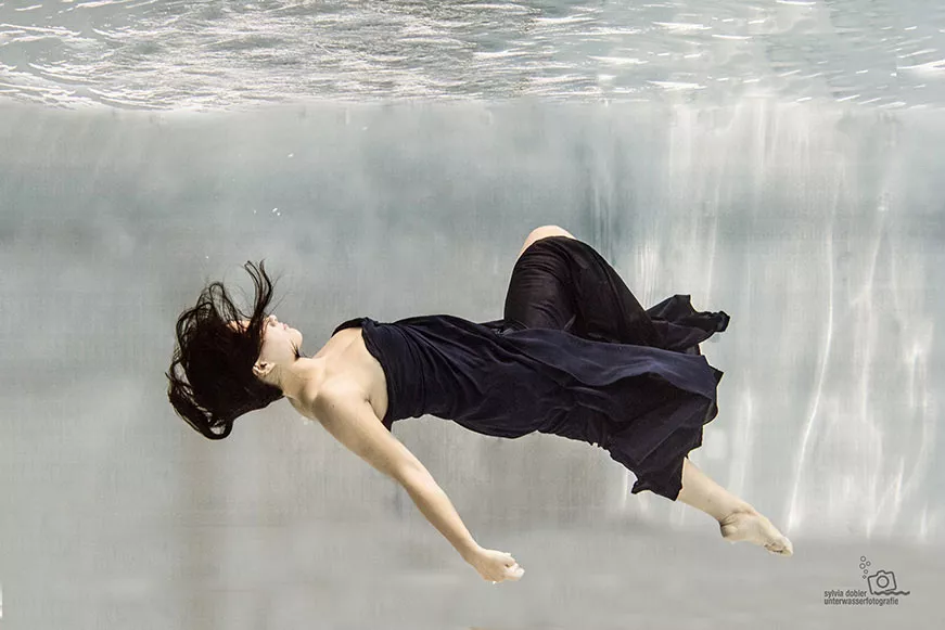 frau_tanzt_unterwasser_dobler_unterwasserfotografie