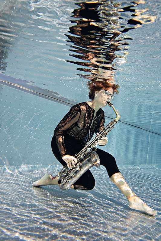 dobler_unterwasserfotografie_Saxophnistin_unterwasser_mit_instrument