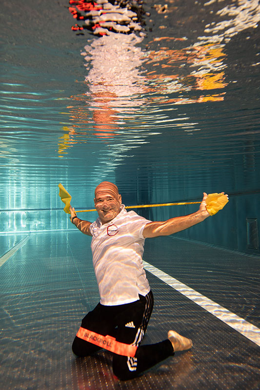 dobler_unterwasserfotografie_mann_krafttraining