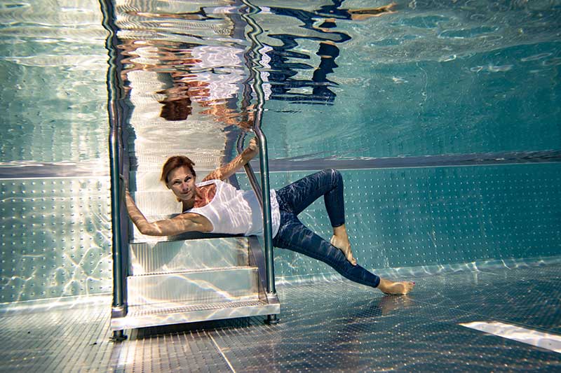 unterwasserfotografie_dobler_Shooting_mann_mit_jeans