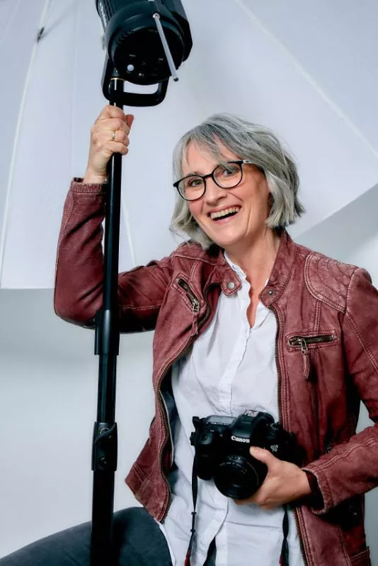 Fotografen Sylvia Dobler, humorvoll: in ihrem Studio unter der Beleuchtung