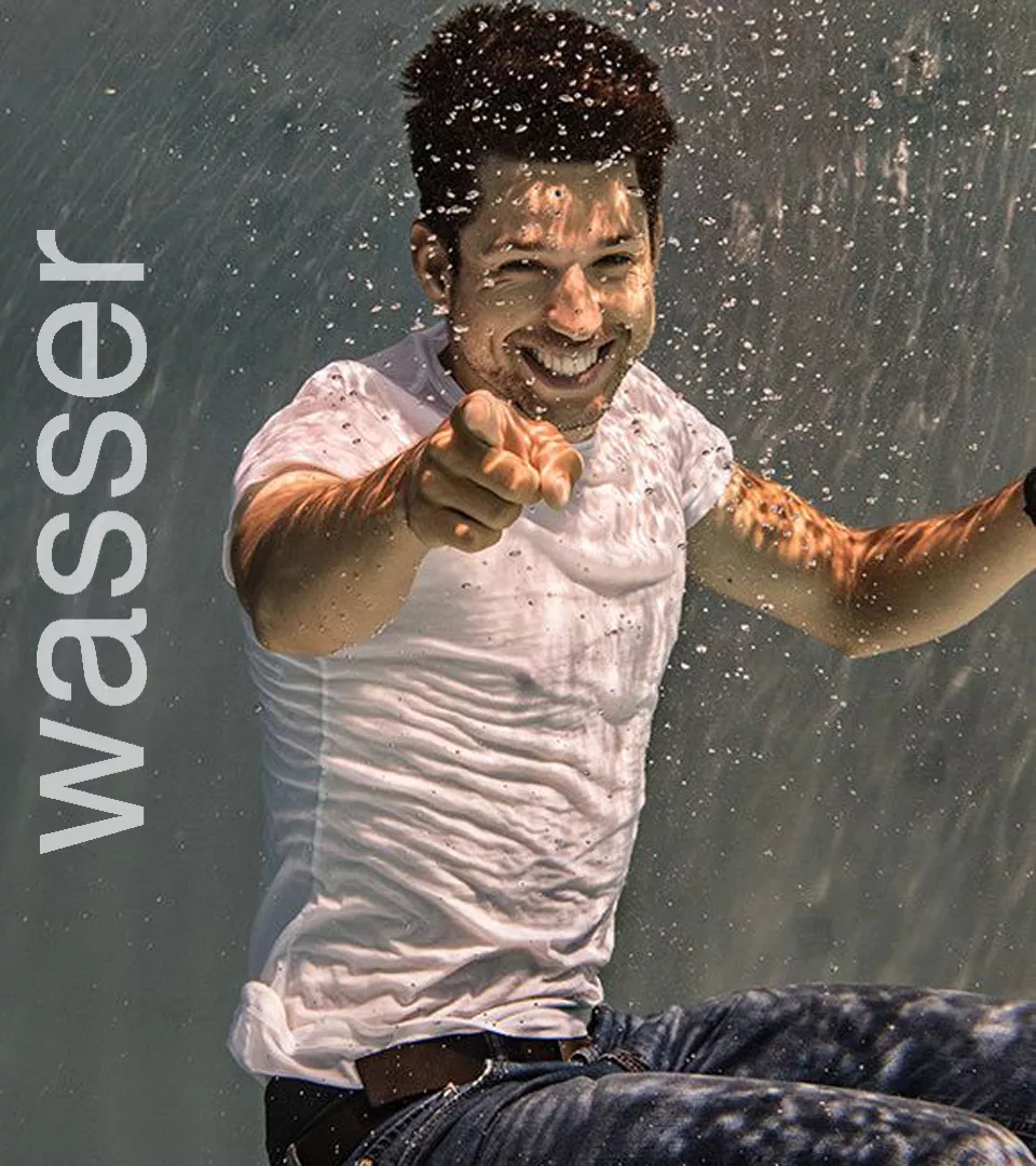 Unterwasserfotografie- Mann humorvoll lachend unterwasser